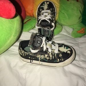 🌈Baby Converse One Star in Camo, Sz 5 NEVER WORN